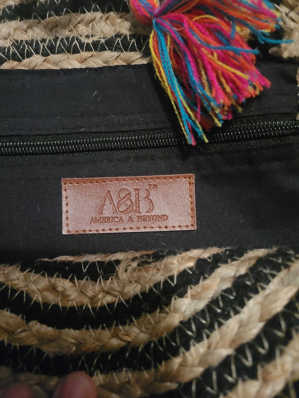 NEW NATURAL AND BLACK HANDWOVEN LARGE ROUND JUTE BAG WTH POMPOM/TASSELS - Picture 5 of 8